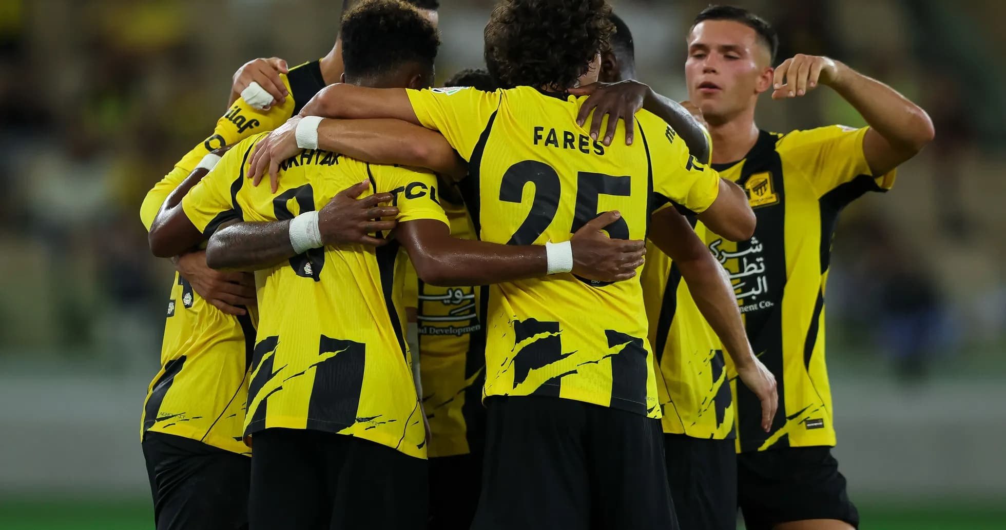 Jugadores de equipo celebrando en el campo de juego