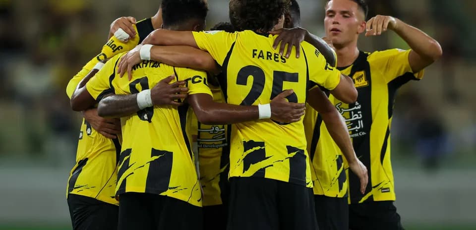 Jugadores de equipo celebrando en el campo de juego