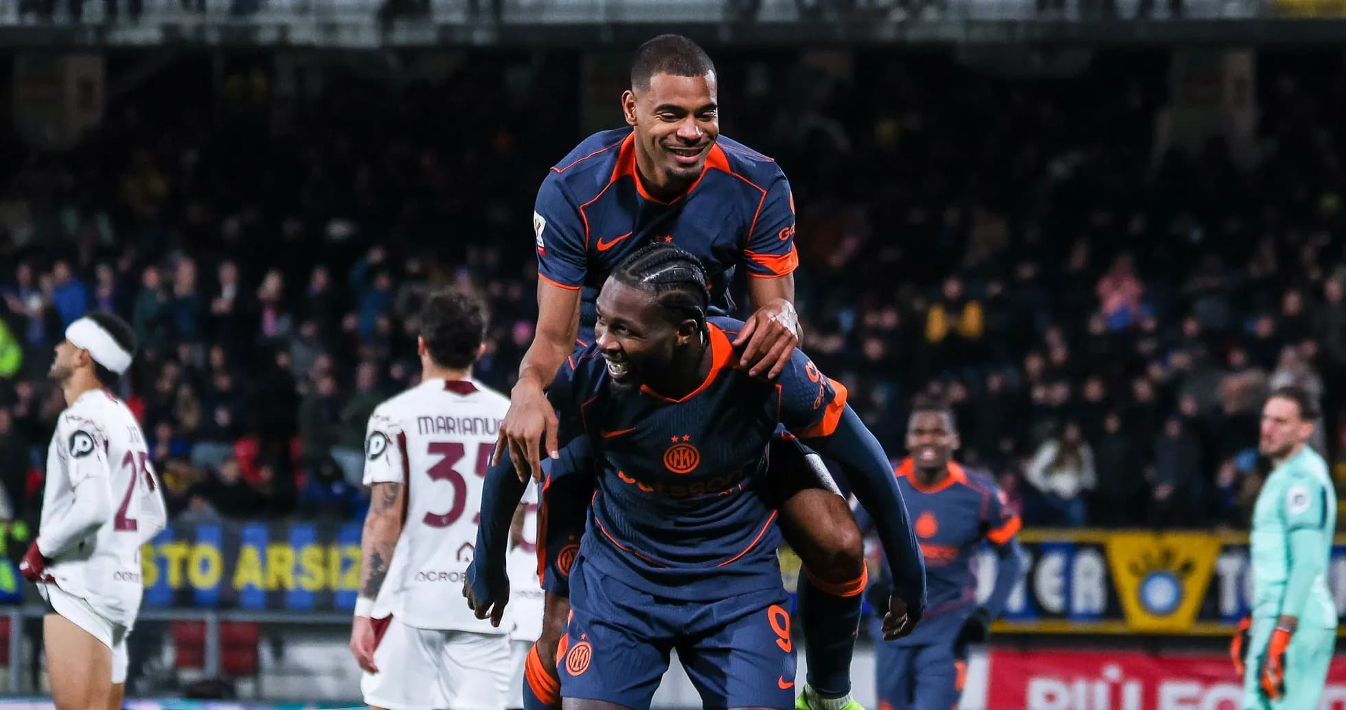 Jugadores celebrando en el campo de fútbol