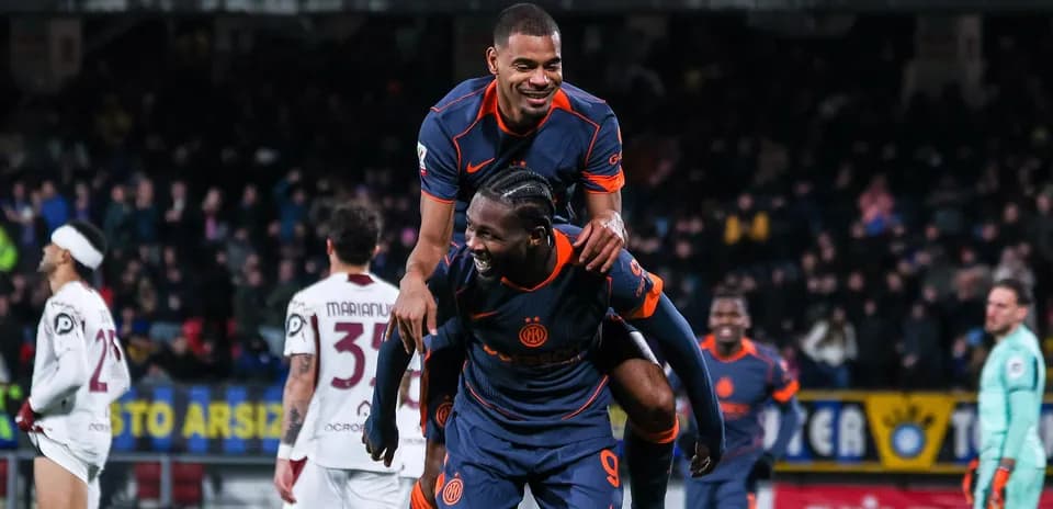 Jugadores celebrando en el campo de fútbol
