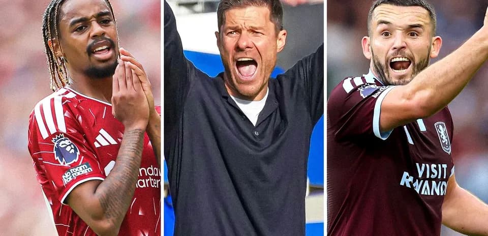 Jugadores y entrenador celebrando durante un partido