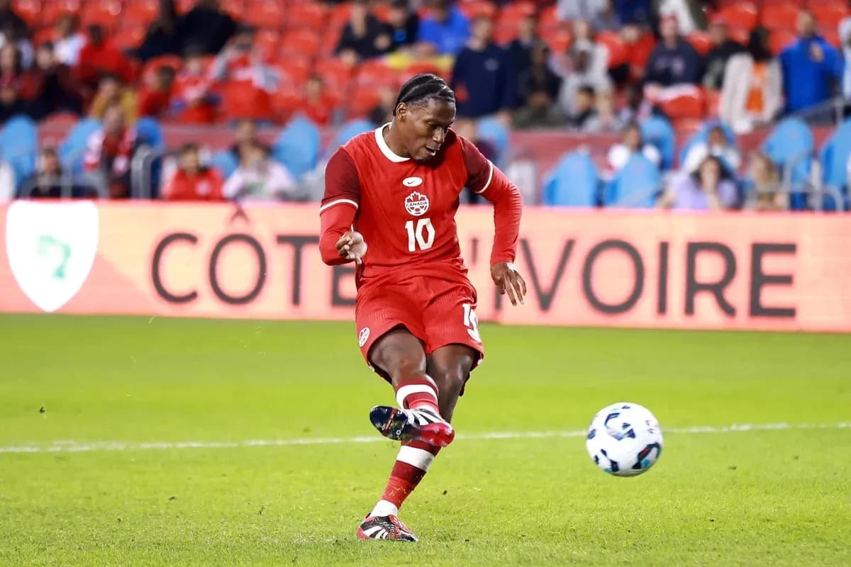 Jugador de Canadá pateando el balón en el partido