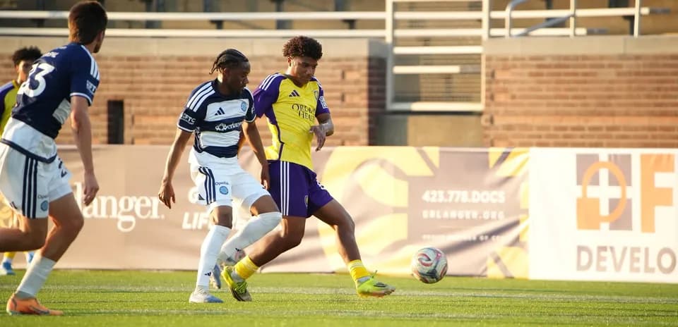 Jugando fútbol entre Orlando City II y Chattanooga