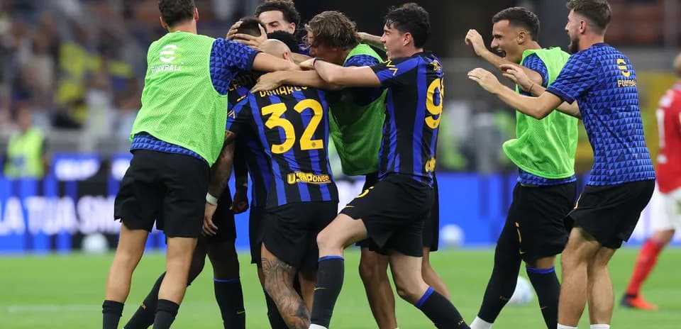 Jugadores de Inter celebrando un gol en el campo