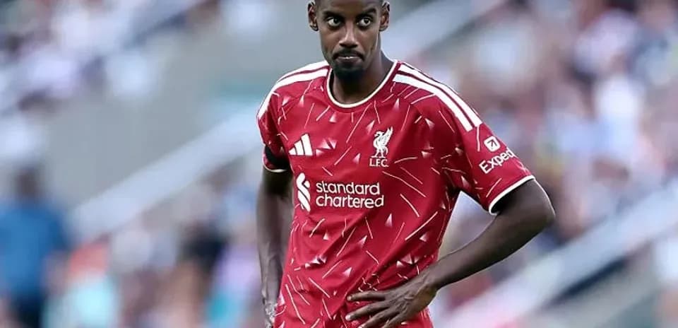 Jugador de Liverpool en el campo durante el partido