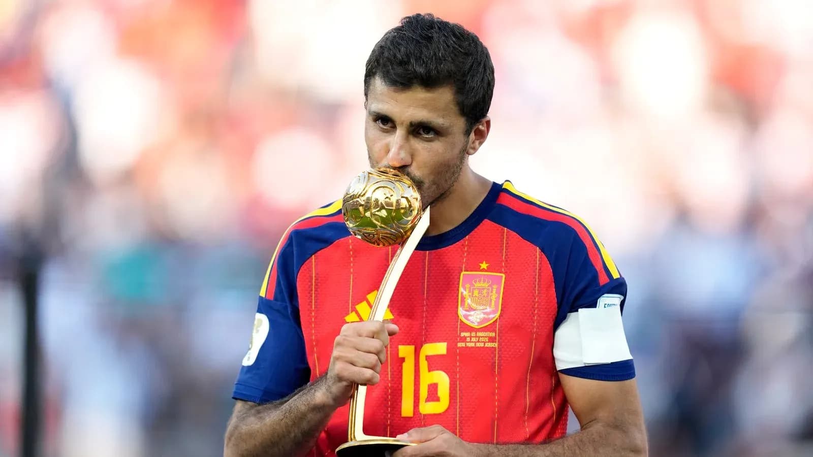 Jugador de España besando trofeo tras el partido