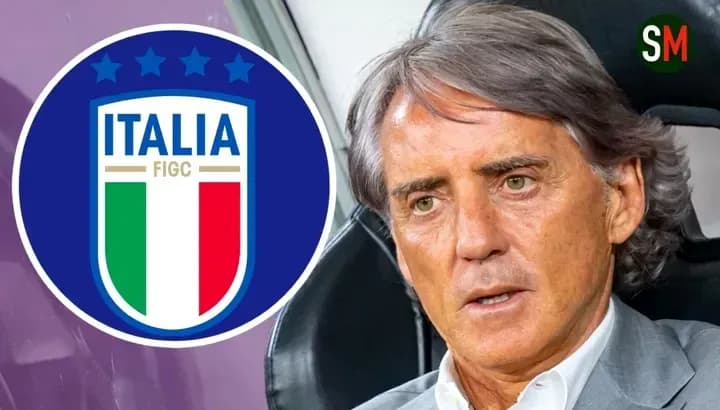 Entrenador de Italia junto al escudo de la selección
