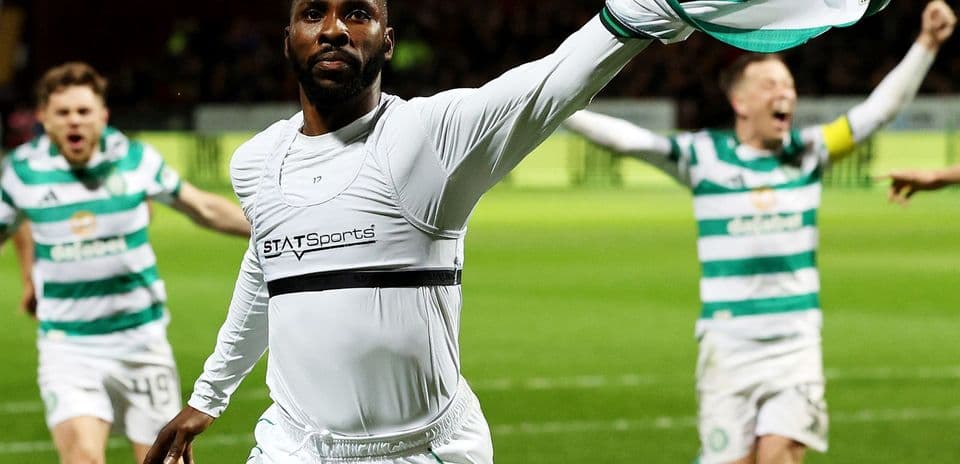 Jugador celebrando un gol con camiseta levantada