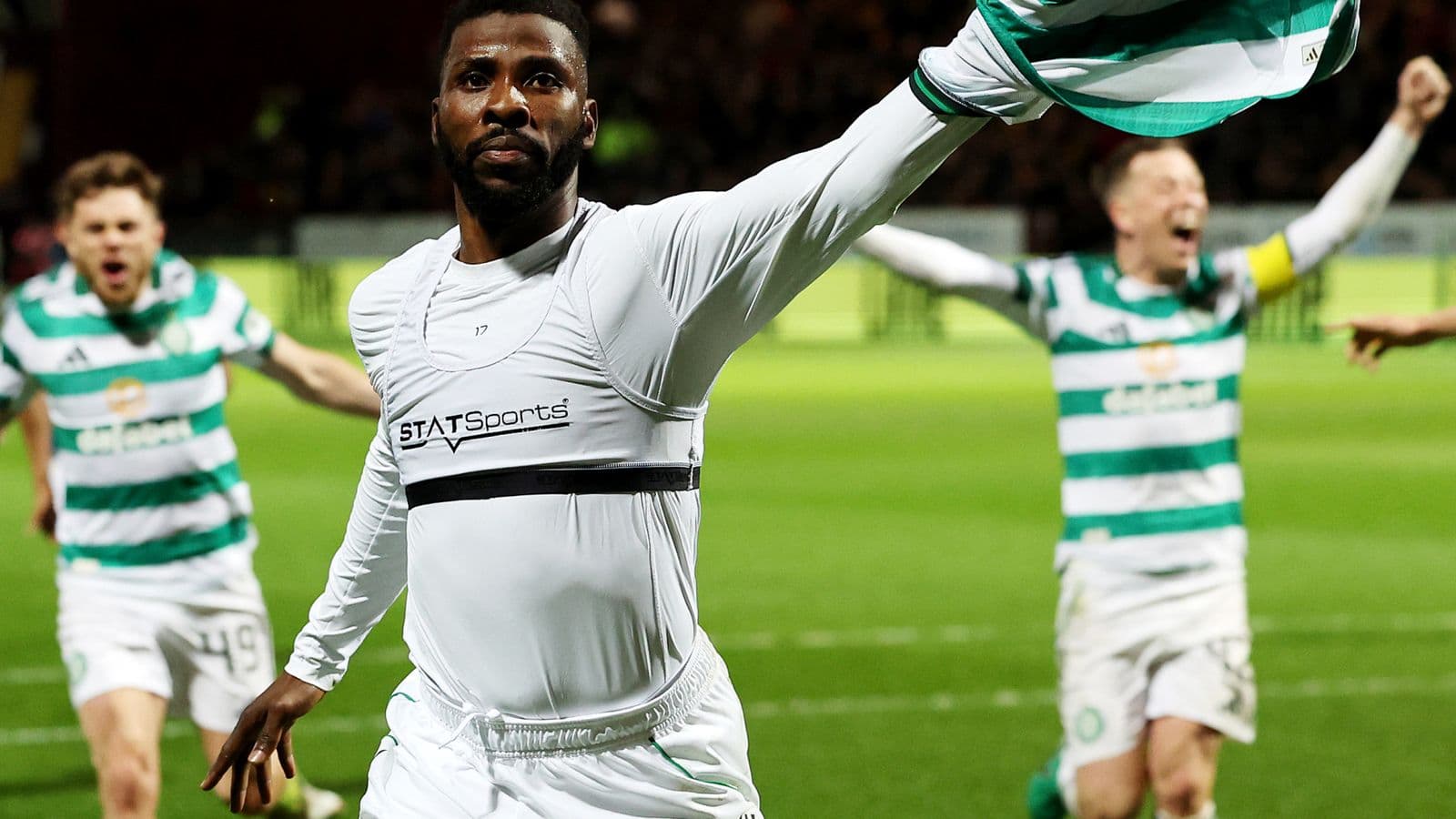 Jugador celebrando un gol con camiseta levantada