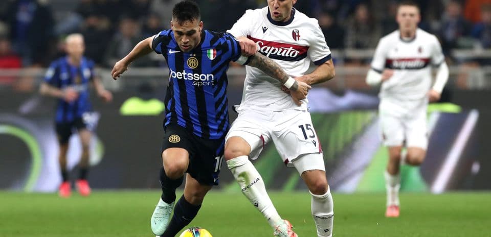 Lautaro Martínez luchando por el balón