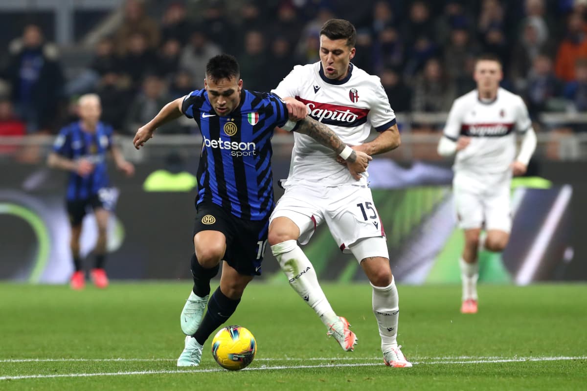Lautaro Martínez luchando por el balón