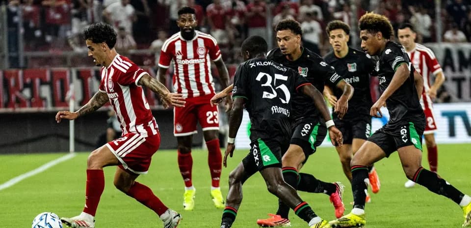 Jugadores de NEC Nijmegen y Olympiakos en acción