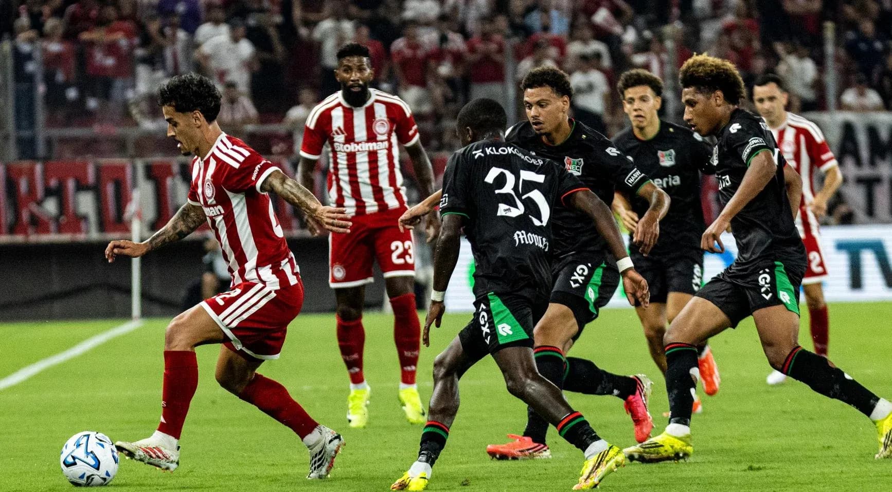 Jugadores de NEC Nijmegen y Olympiakos en acción