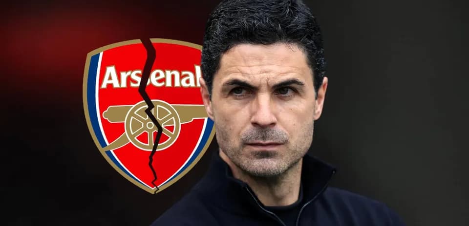 Entrenador de Arsenal frente al escudo del club