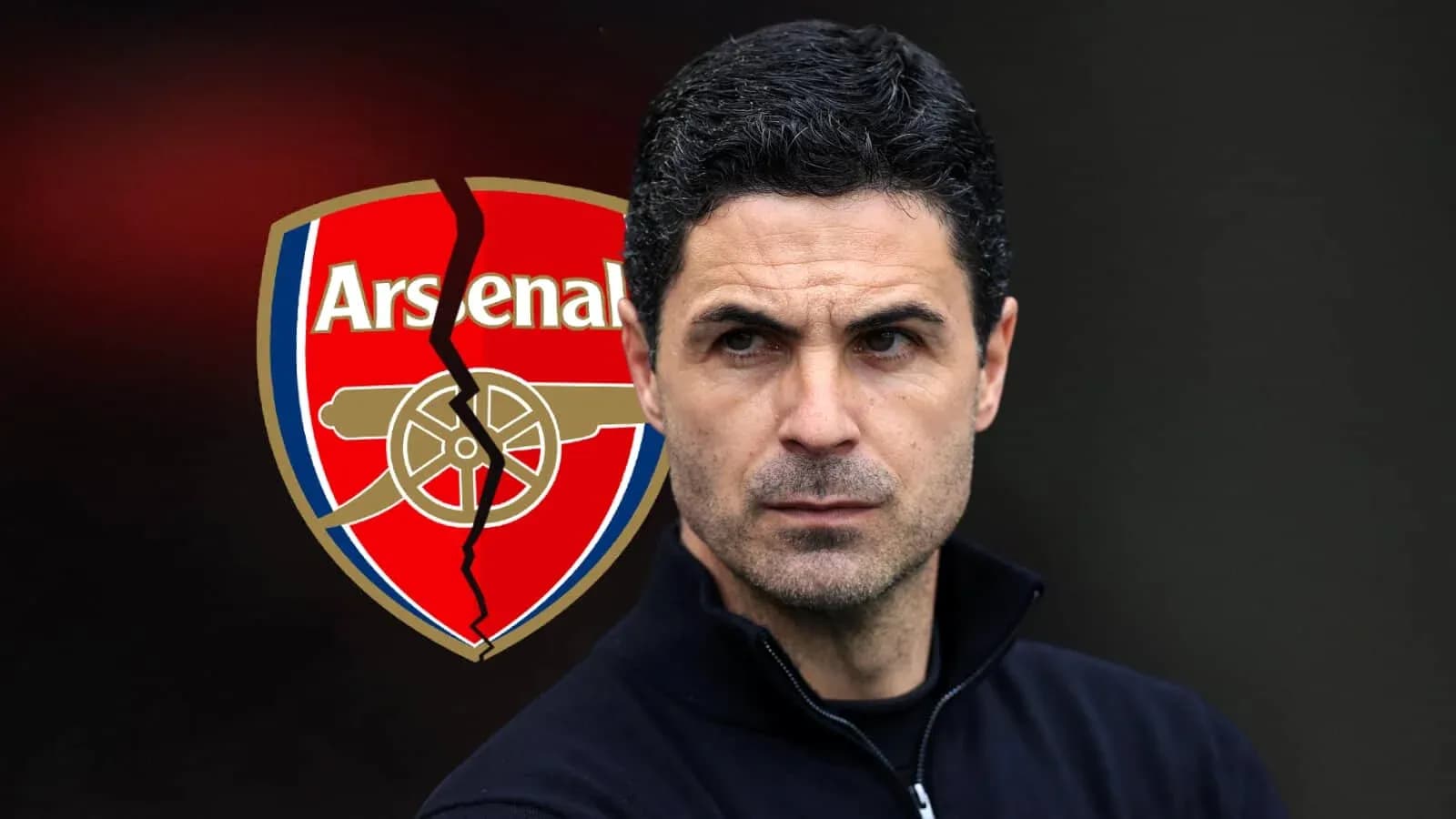 Entrenador de Arsenal frente al escudo del club