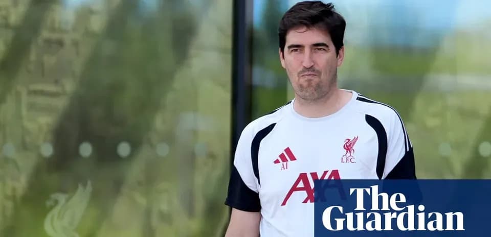 Entrenador de Liverpool saliendo de las instalaciones