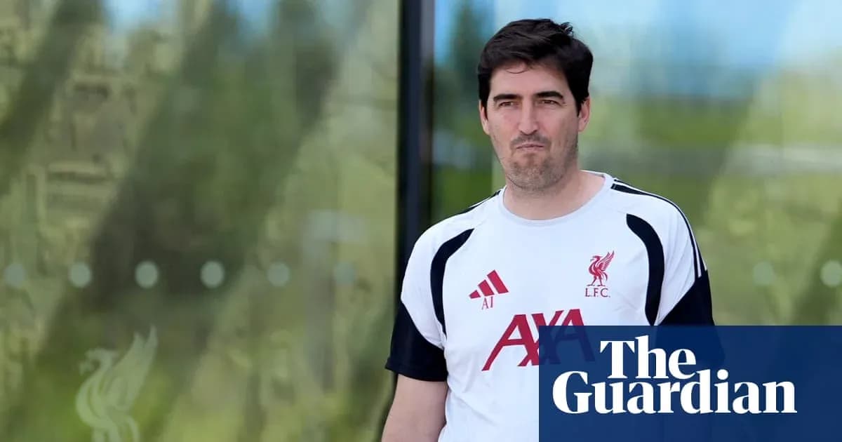 Entrenador de Liverpool saliendo de las instalaciones
