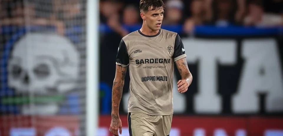 Jugador caminando en el campo durante partido