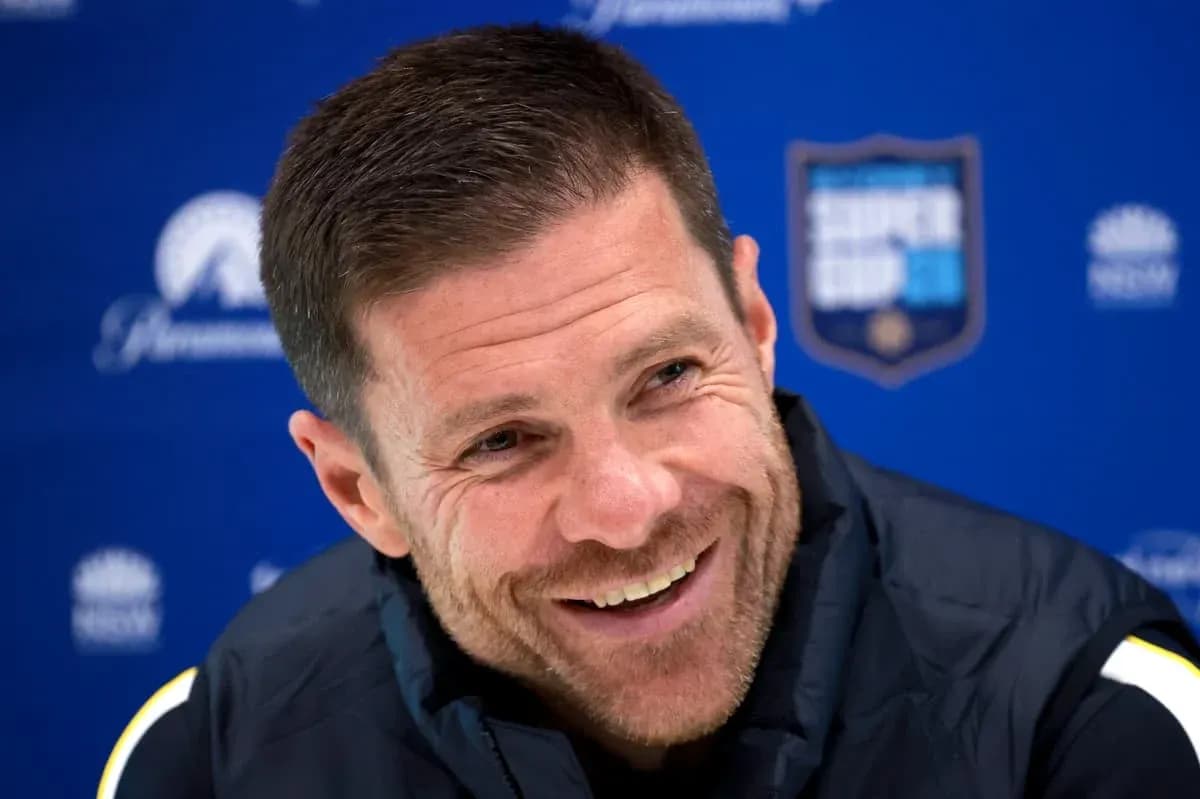 Entrenador sonriente en conferencia de prensa