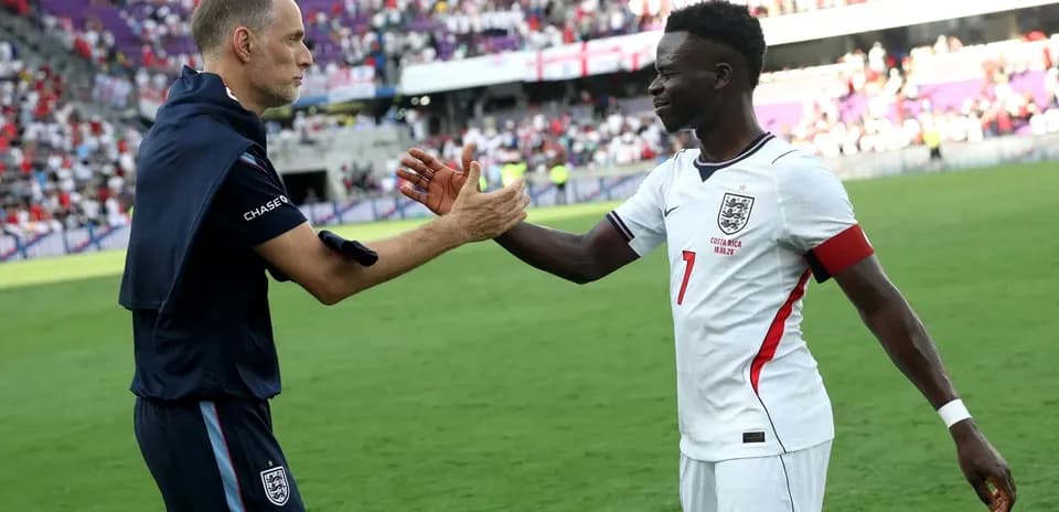 Entrenador y jugador de Inglaterra saludándose en el campo