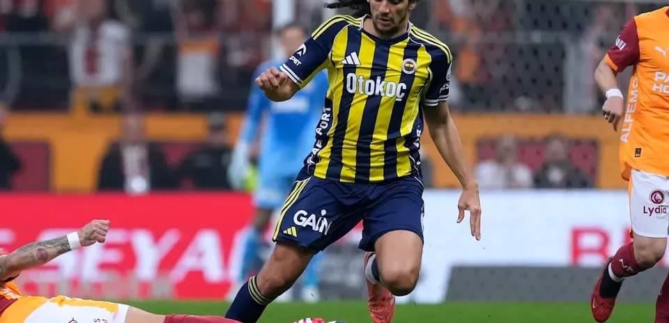 Jugador de Fenerbahçe corriendo con el balón en el partido
