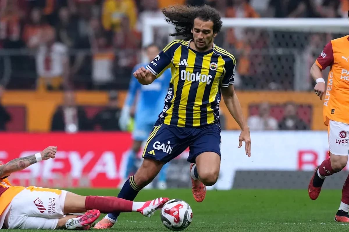 Jugador de Fenerbahçe corriendo con el balón en el partido