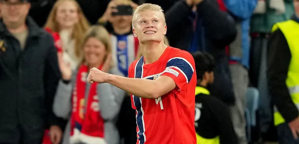 Jugador celebrando un gol con afición de fondo