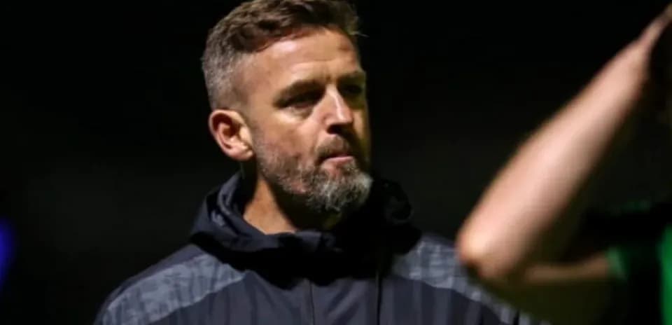 Entrenador observando durante la sesión de entrenamiento