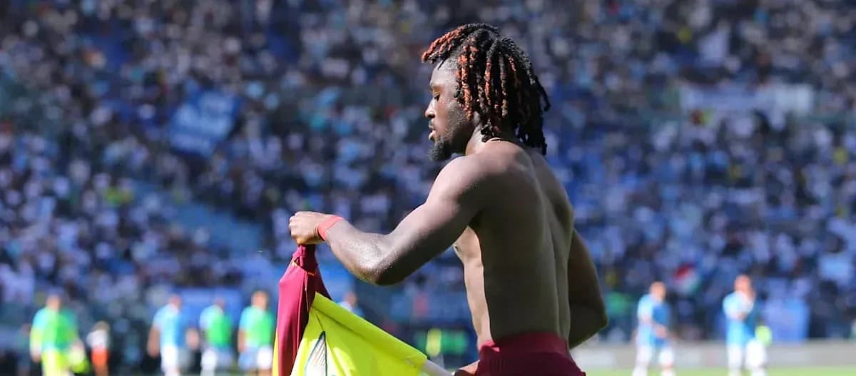 Jugador quitándose la camiseta durante el partido