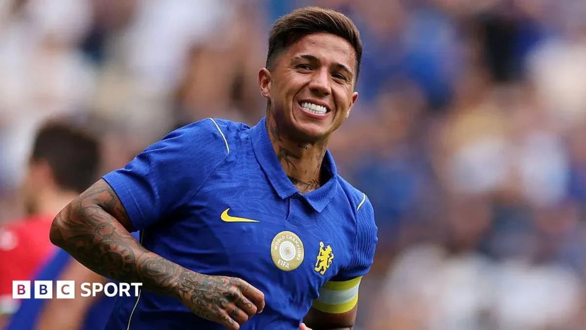 Jugador de Chelsea sonriendo durante el partido