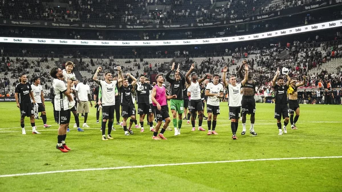 Jugadores de Beşiktaş celebrando en el estadio