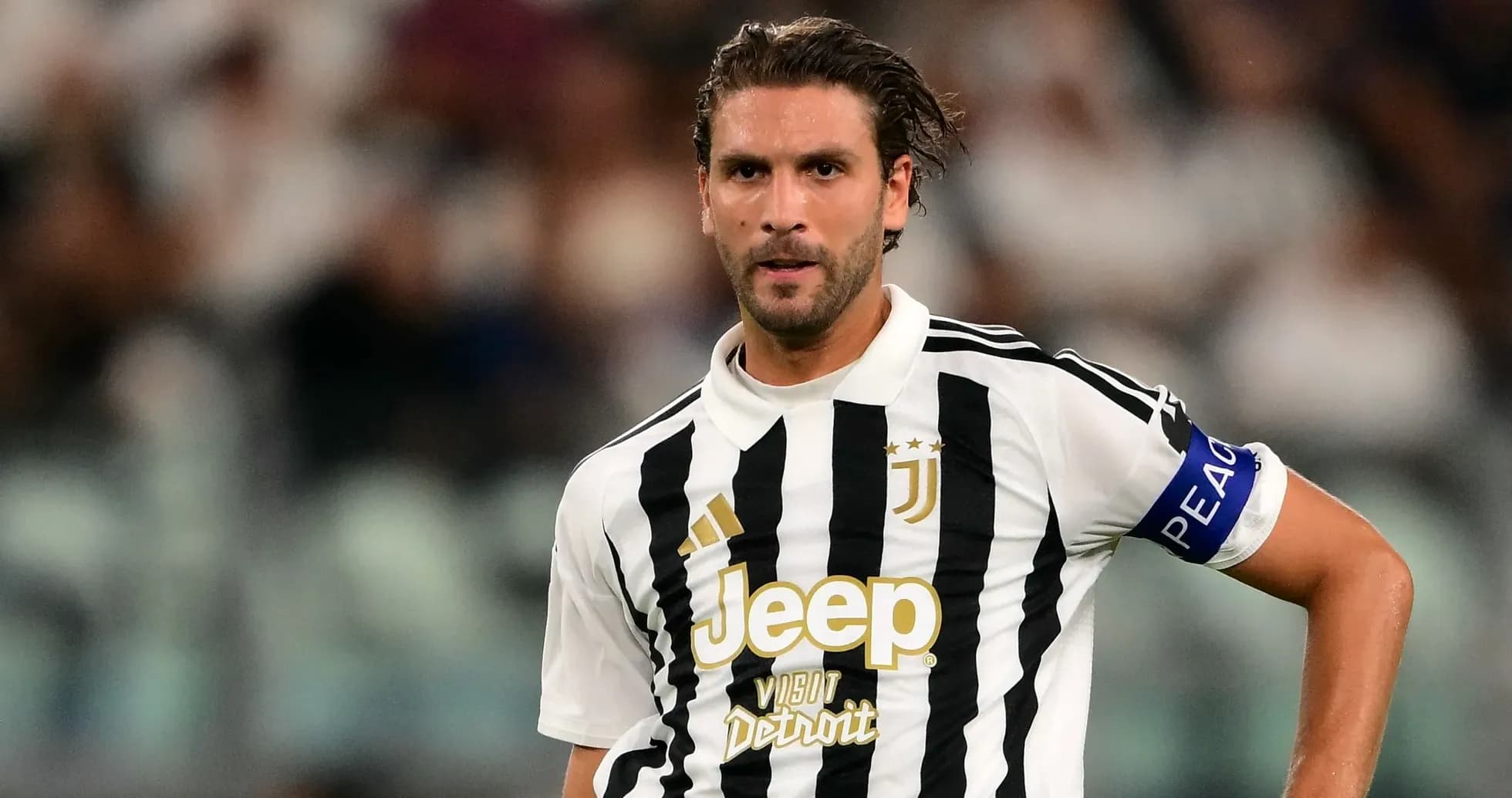 Jugador de Juventus con camiseta de rayas en el campo