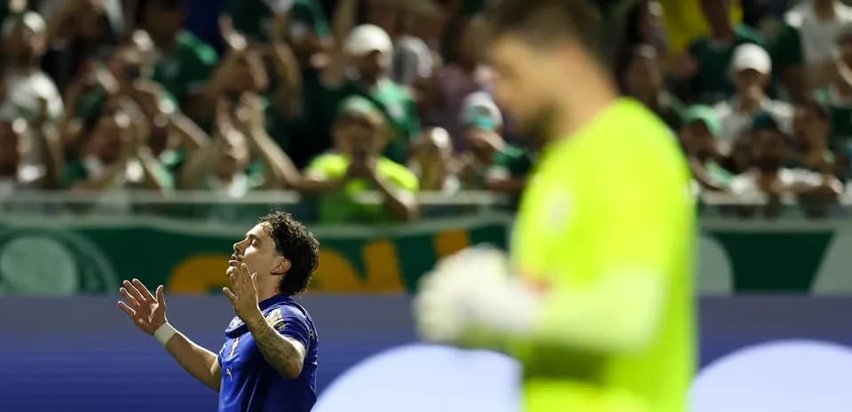 Jugador celebrando un gol en el partido