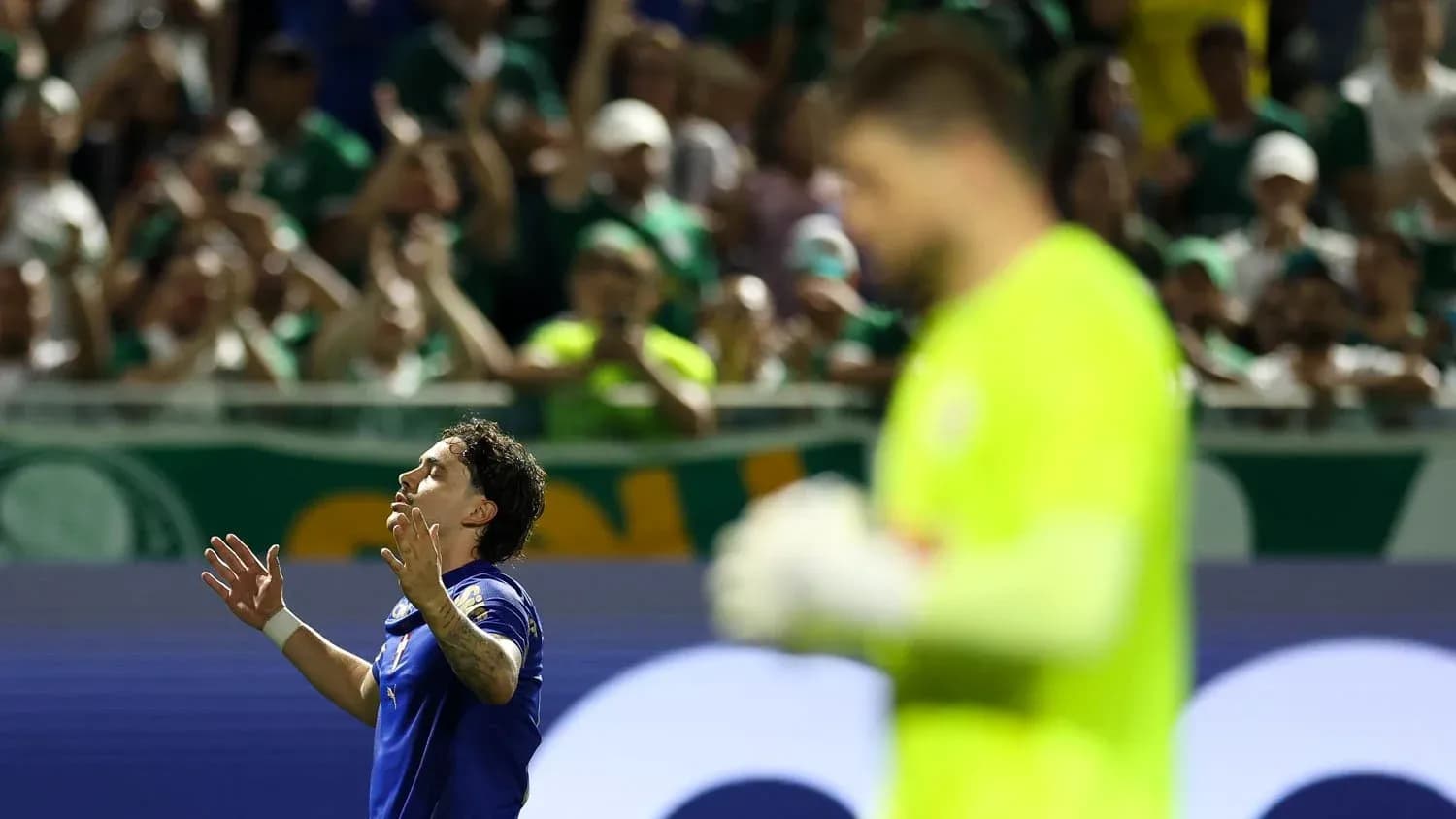 Jugador celebrando un gol en el partido