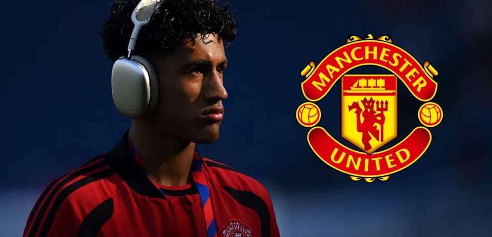Jugador de Manchester United con auriculares en el campo