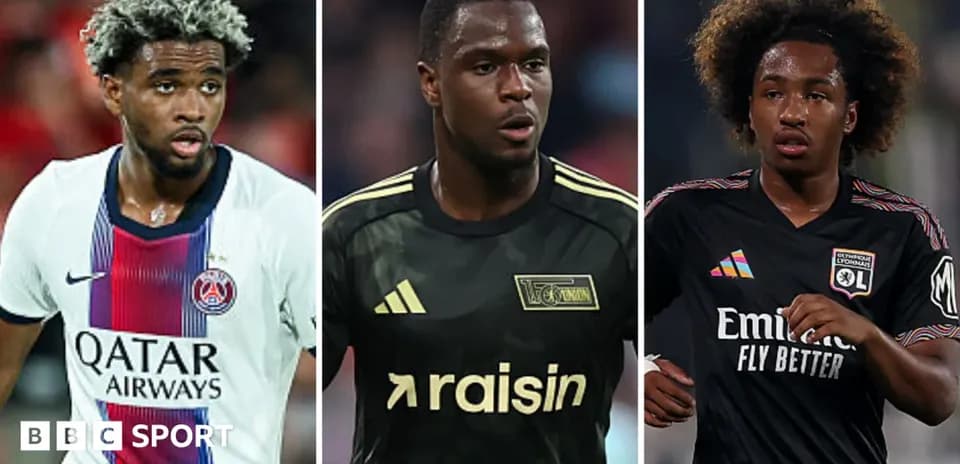 Tres jugadores de fútbol en sus respectivas camisetas