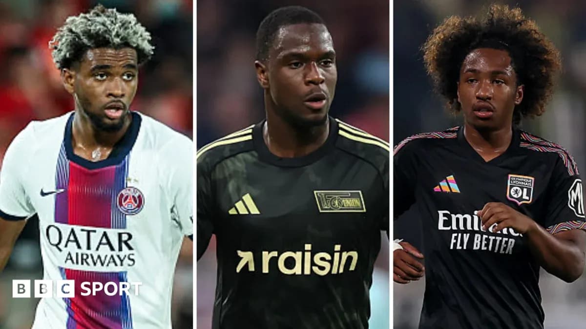 Tres jugadores de fútbol en sus respectivas camisetas