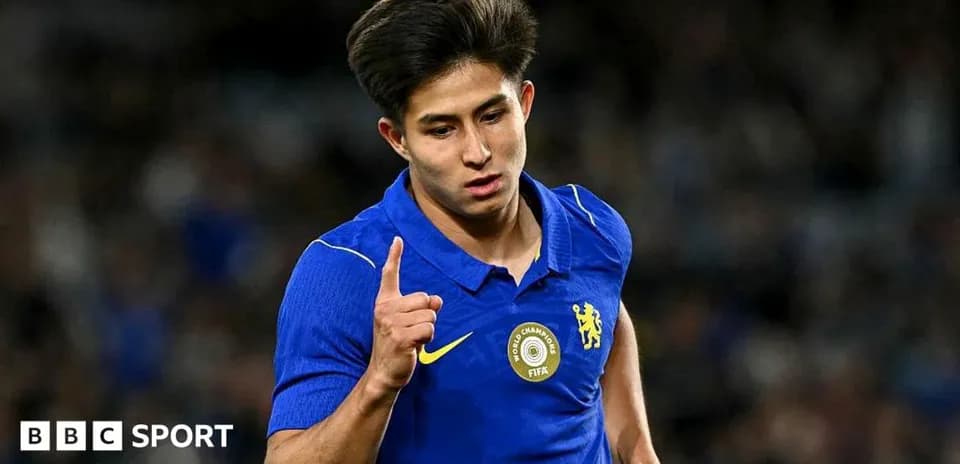 Jugador de Chelsea señalando hacia arriba durante el partido