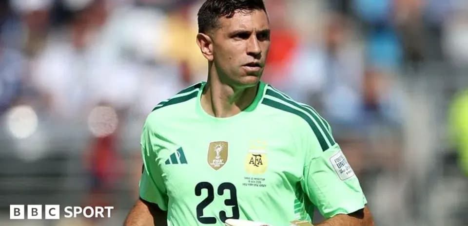 Portero argentino en partido con camiseta verde