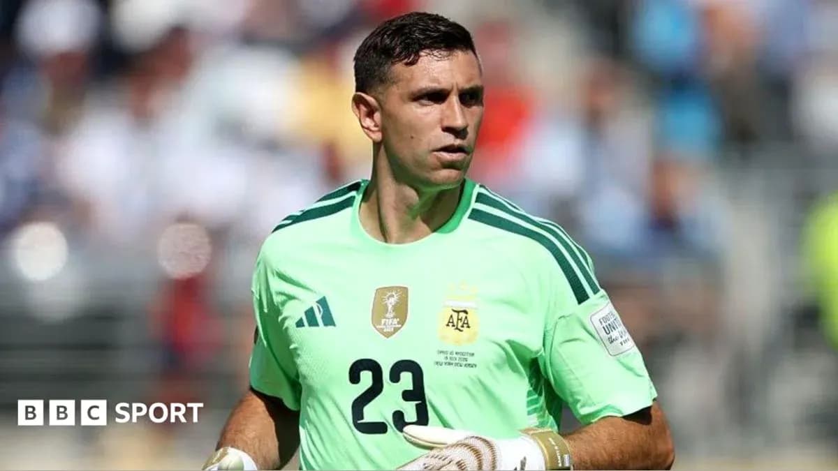 Portero argentino en partido con camiseta verde