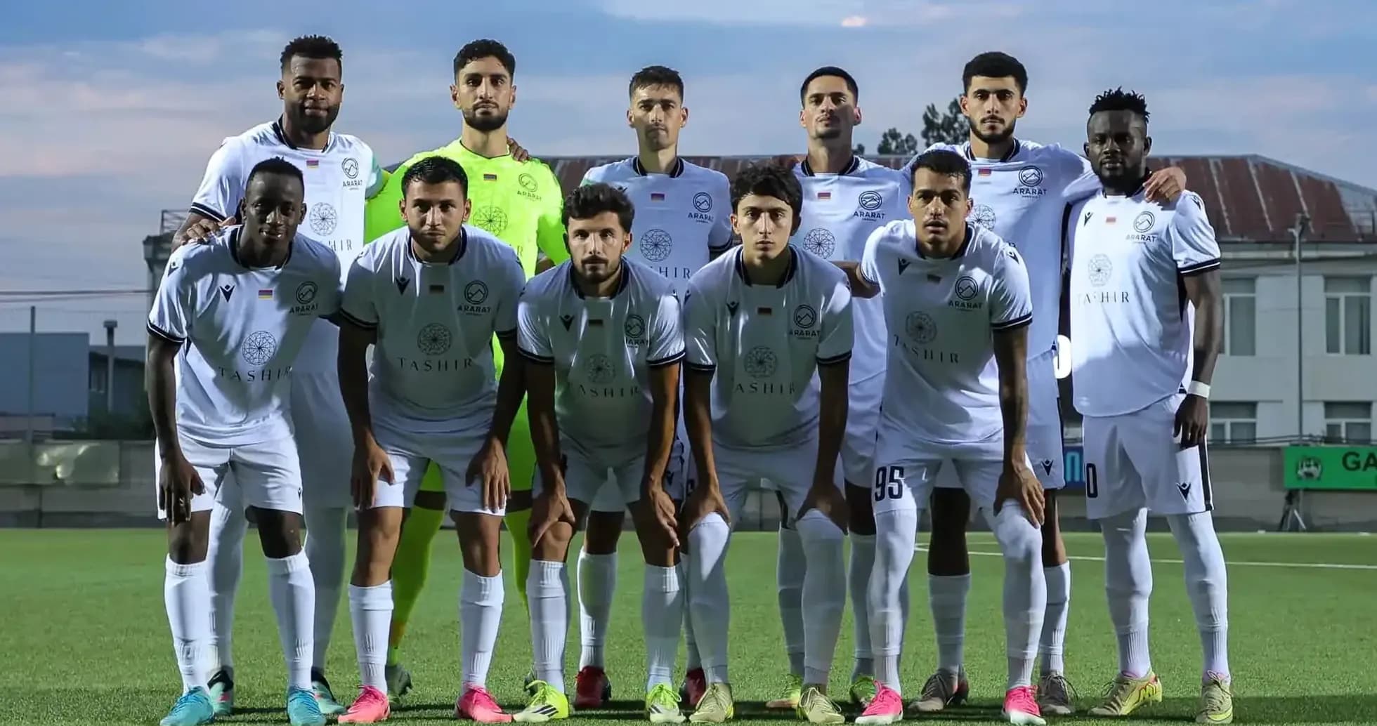 Equipo de Ararat-Armenia posando en el campo