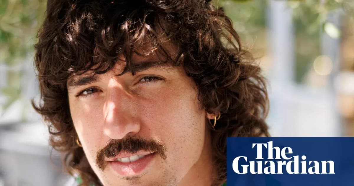 Hombre con cabello rizado y bigote en exterior