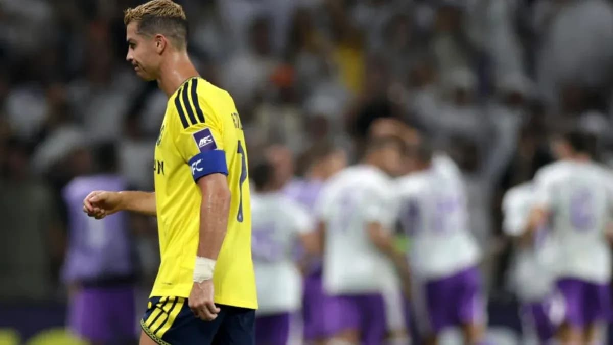 Jugador caminando tras derrota en partido de fútbol