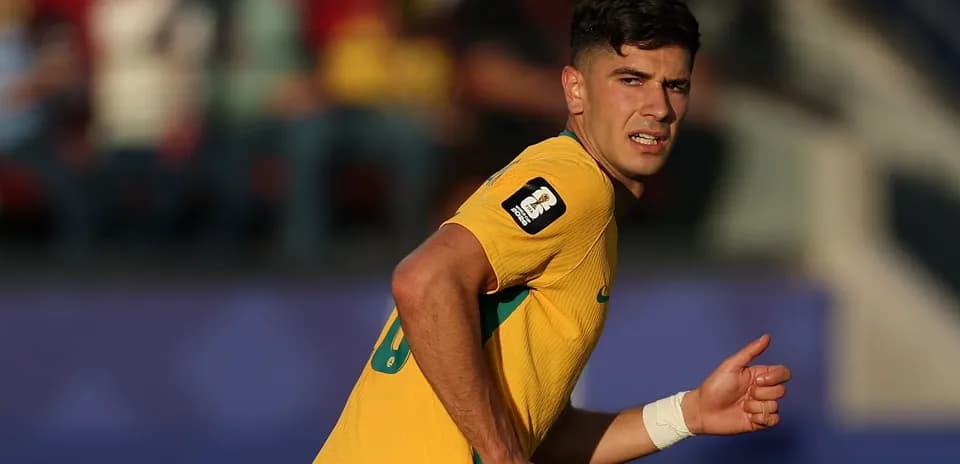 Jugador australiano corriendo en el campo de fútbol