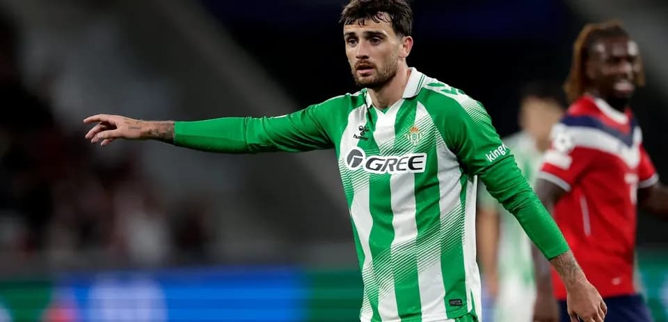 Jugador del Real Betis señalando durante el partido