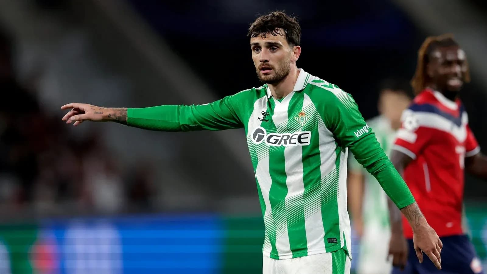 Jugador del Real Betis señalando durante el partido