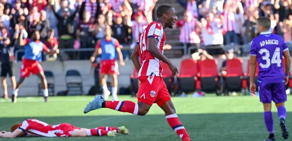 Jugador celebrando un gol en el partido