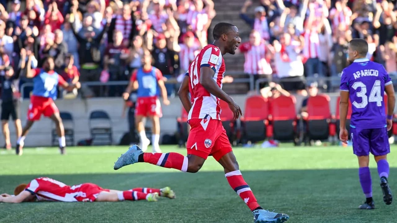 Jugador celebrando un gol en el partido