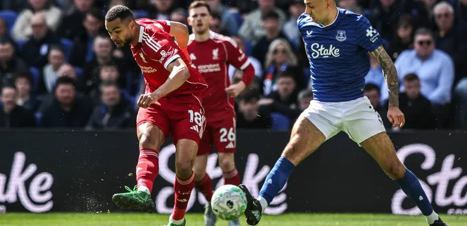 Jugador de Liverpool driblando frente a defensor de Everton