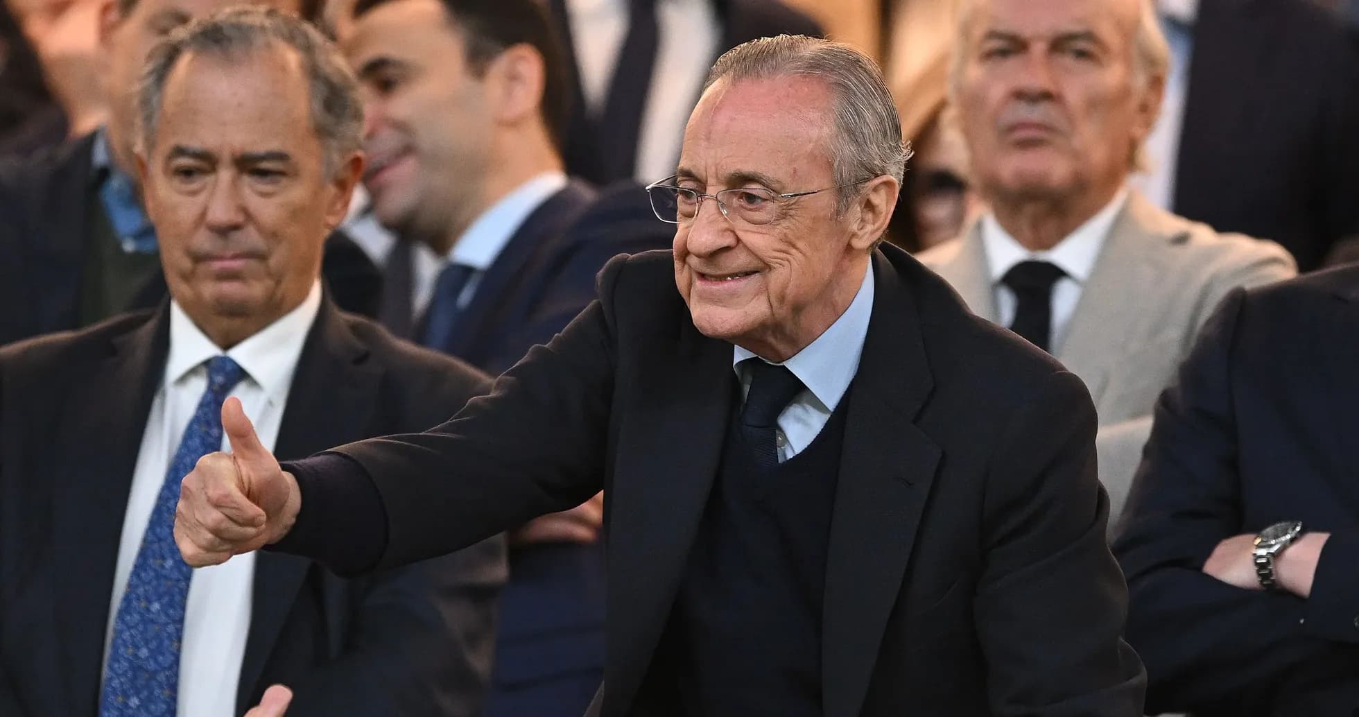 Hombre sonriendo y levantando pulgar en evento